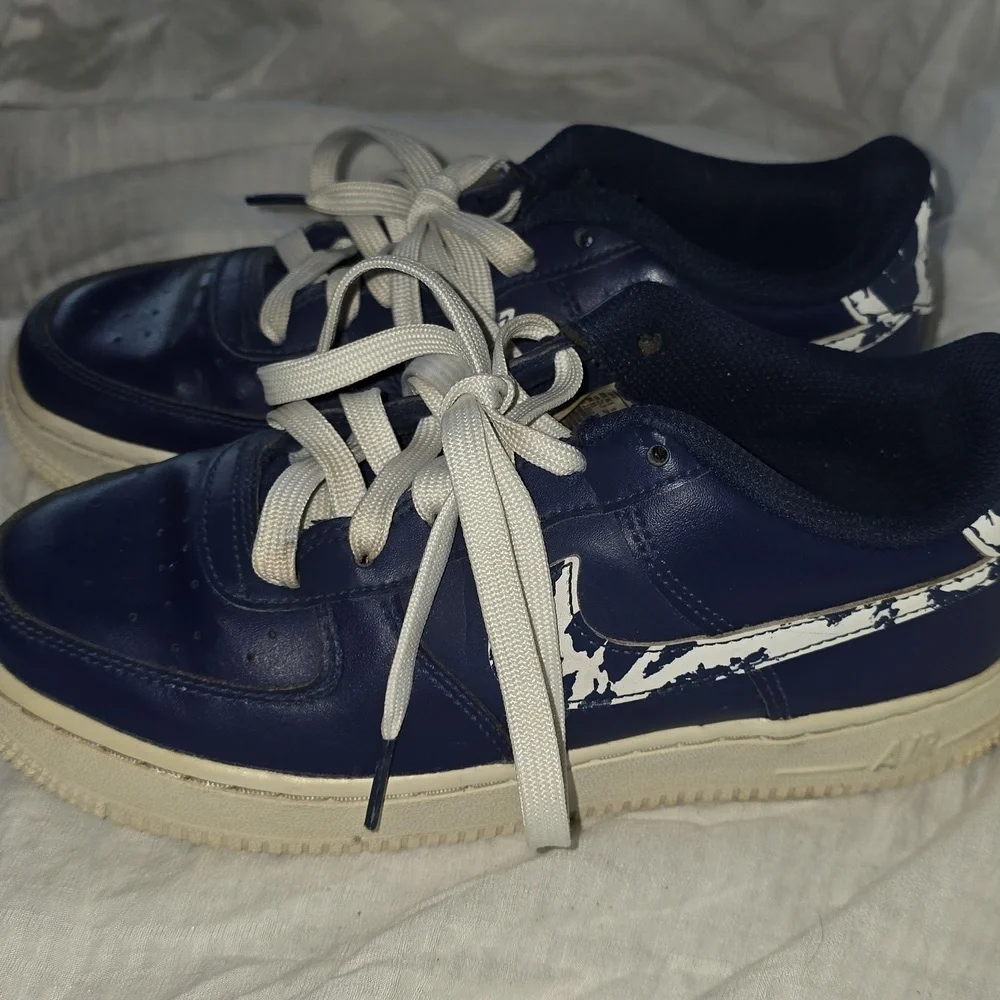 (J36) Nike Navy and Cream Casual Sneakers